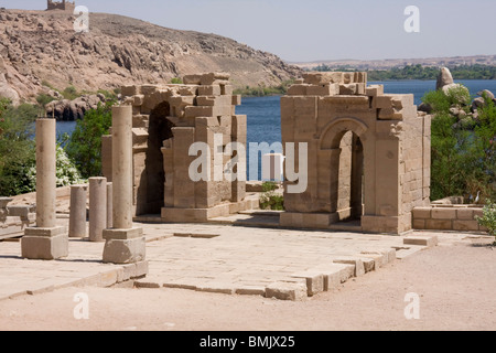 Tempio di Augusto e il cancello di Diocleziano, Philae, Aswan, Egitto Foto Stock