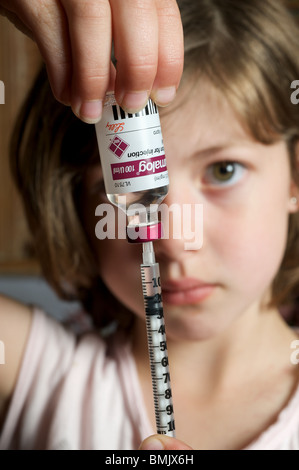 Ragazza giovane redazione di iniezione di insulina Foto Stock