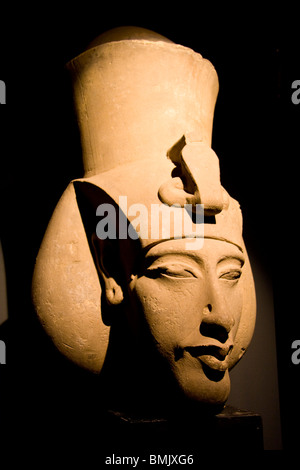 Testa di una statua di Akhenaton (Amenhotep IV) sul display in Alessandria Museo Nazionale, Alessandria, Al Iskandariyah, Egitto Foto Stock