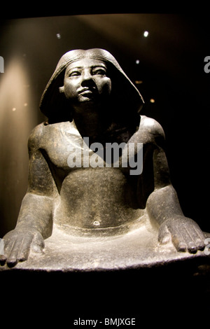 Granit statua di un graffietto Da Saqqara sul display in Alessandria Museo Nazionale, Alessandria, Al Iskandariyah, Egitto Foto Stock