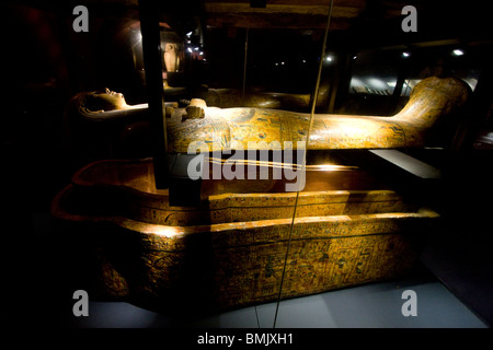 Replica di un sarcofago che contiene una mummia sul display in Alessandria Museo Nazionale, Alessandria, Al Iskandariyah, Egitto Foto Stock