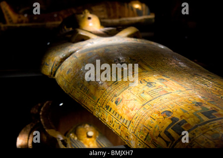 Replica di un sarcofago che contiene una mummia sul display in Alessandria Museo Nazionale, Alessandria, Al Iskandariyah, Egitto Foto Stock