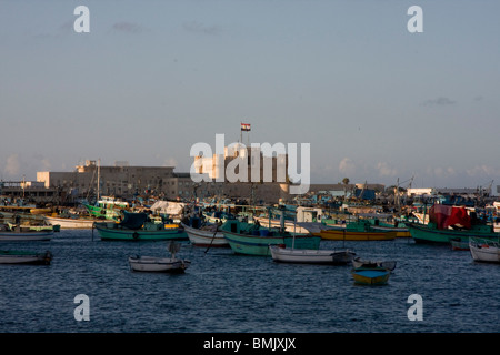 Barche da pesca nel porto orientale e Fort Qaitbey, Alessandria, Al Iskandariyah, Egitto Foto Stock