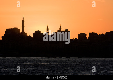 Skyline del quartiere ottomano e porto orientale al tramonto, Alessandria, Al Iskandariyah, Egitto Foto Stock