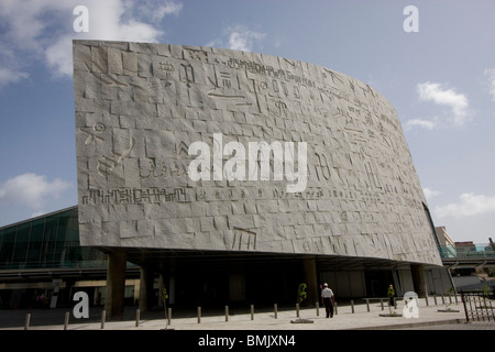 Intagliati a mano la parete di granito con pietre della Bibliotheca Alexandrina, la moderna biblioteca di Alessandria, Alessandria Foto Stock