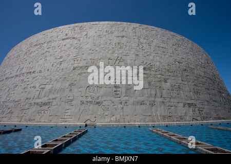 Piscina e scolpito a mano la parete di granito con pietre della Bibliotheca Alexandrina, la moderna biblioteca di Alessandria, Alessandria Foto Stock