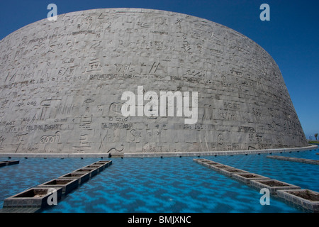 Piscina e scolpito a mano la parete di granito con pietre della Bibliotheca Alexandrina, la moderna biblioteca di Alessandria, Alessandria Foto Stock