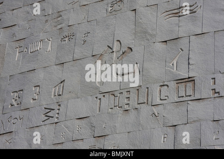 Dettaglio di intagliati a mano la parete di granito con pietre della Bibliotheca Alexandrina, la moderna biblioteca di Alessandria, Alessandria Foto Stock