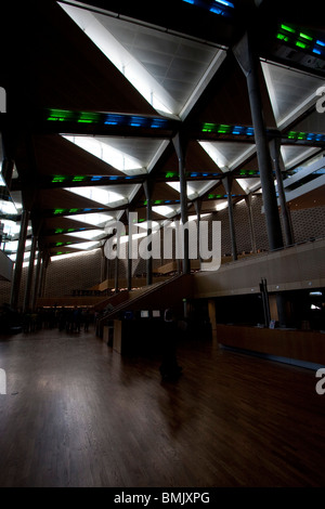 Vista interna della sala lettura in La Bibliotheca Alexandrina la moderna biblioteca di Alessandria Alessandria Al Iskandariyah Egitto Foto Stock