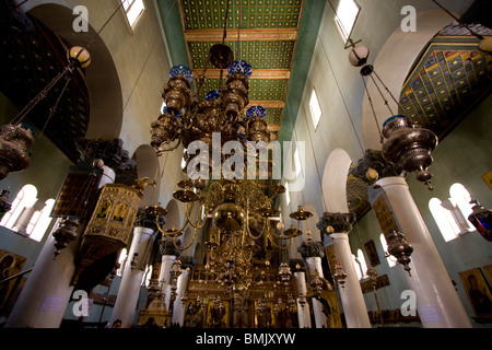 Lampadari dentro la grande Basilica della Trasfigurazione nel Santo Monastero di San Foto Stock