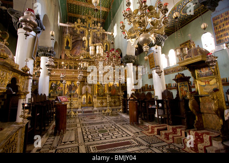 L'iconostasi e vescovo la cattedra all'interno della grande Basilica della Trasfigurazione nel Santo Monastero di San Foto Stock