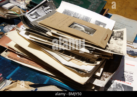 Vecchie foto visualizzata nel mercato di Porta Portese a Roma Italia Foto Stock