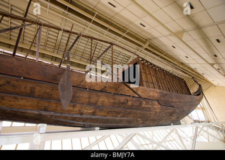 Khufu la barca solare sul display alla barca solare Museum, Giza, Al Jizah, Egitto Foto Stock