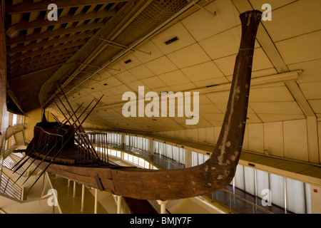 Khufu la barca solare sul display alla barca solare Museum, Giza, Al Jizah, Egitto Foto Stock