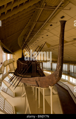 Khufu la barca solare sul display alla barca solare Museum, Giza, Al Jizah, Egitto Foto Stock