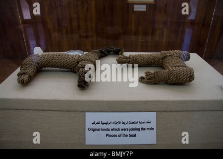 Originale di nodi che sono stati unire i pezzi di Khufu la barca solare sul display alla barca solare Museum, Giza, Al Jizah, Egitto Foto Stock