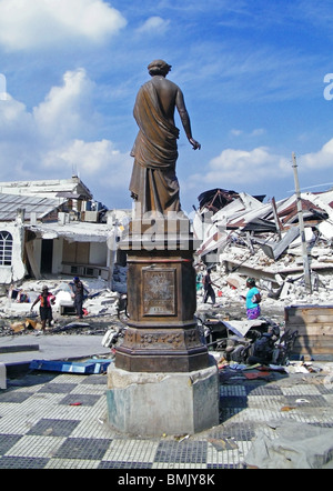 Una statua nel centro di Port au Prince dopo il terremoto di Haiti Foto Stock