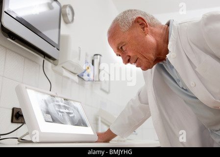 Dentista cerchi a raggi x Foto Stock