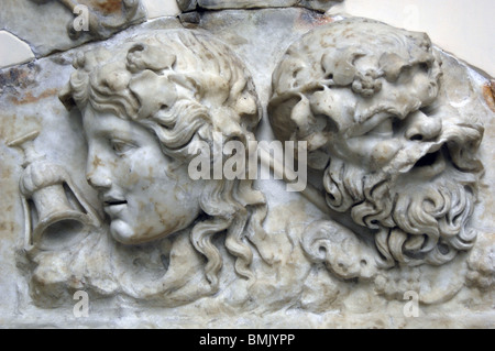 Decorazione scolpita in rilievo in marmo con Dionisio e Silenus. Museo di Belle Arti. Budapest. Ungheria. Foto Stock
