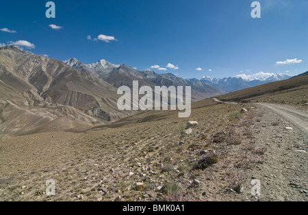 Il percorso del campo che portano a Nizza a mountainlandscape Wakhan Valley, Pamirs, Tagikistan Foto Stock