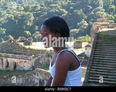 Ritratto di una ragazza haitiana in le rovine del Palazzo di Sans Souci, vicino a Cap Haitien, Haiti Foto Stock