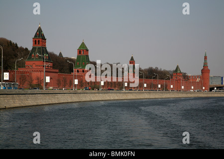 Russia, Mosca, il Cremlino. Parete del Cremlino, fiume Moskva, Quay. Foto Stock