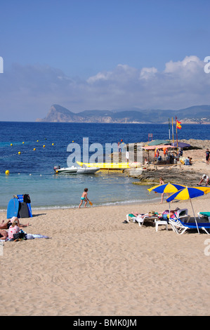 Vista della spiaggia, Cala Bassa, Ibiza, Isole Baleari, Spagna Foto Stock