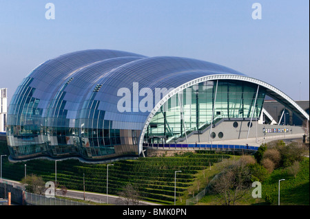 Vista del Sage Gateshead, in Gateshead Quays lo sviluppo sul fiume Tyne. Foto Stock