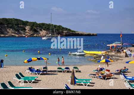 Vista della spiaggia, Cala Bassa, Ibiza, Isole Baleari, Spagna Foto Stock