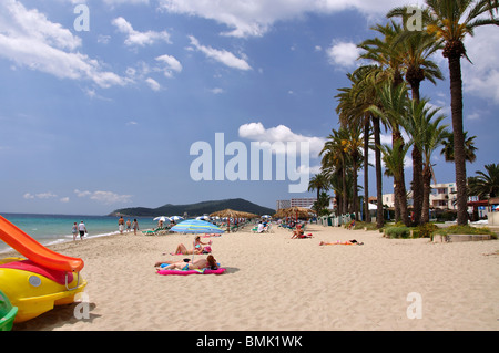 Vista della spiaggia, Platja d'en Bossa, Playa d'en Bossa, Ibiza, Isole Baleari, Spagna Foto Stock