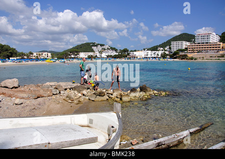 Vista della spiaggia, Cala Llonga, Ibiza, Isole Baleari, Spagna Foto Stock