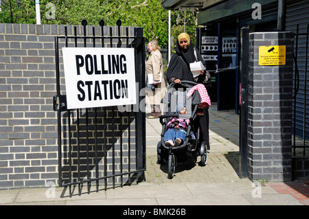 Lady con bambino in sedia a rotelle che lascia Polling Station, Holloway, Islington North, London Borough of Islington Inghilterra Regno Unito Foto Stock