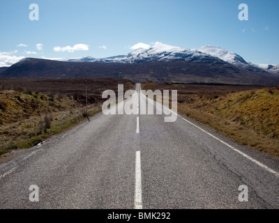 Guardando il Fannichs, dritto verso il basso la A832 a sud di Ullapool, Wester Ross, a nord-ovest della Scozia. Foto Stock