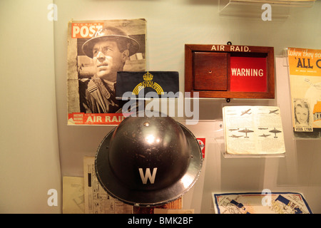 Una guerra mondiale due Raid aereo operai display all'Imperial War Museum North, Salford Quays, Manchester, Regno Unito. ISO400 Foto Stock