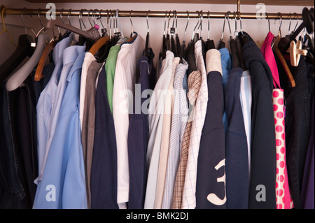 Enorme armadio pieno di vestiti usati, scioccato e appeso a mensole e  appendiabiti. Disordine guardaroba Foto stock - Alamy