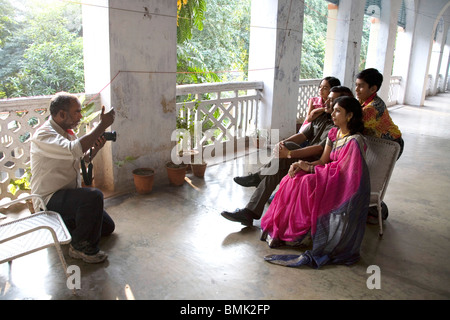 Fotografo in posa del sud asia famiglia indiana per foto ; Calcutta ora Kolkata ; Bengala Occidentale ; India Signor#202 Foto Stock