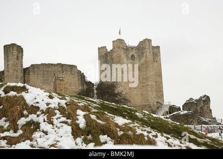 Conisbrough Castle sulla Collina del Castello Conisbrough vicino a Doncaster nello Yorkshire meridionale Inghilterra GB UK 2010 Foto Stock