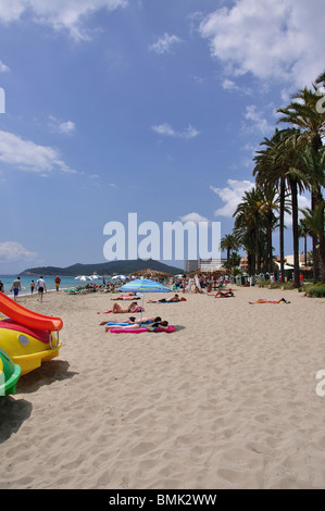 Vista della spiaggia, Platja d'en Bossa, Playa d'en Bossa, Ibiza, Isole Baleari, Spagna Foto Stock