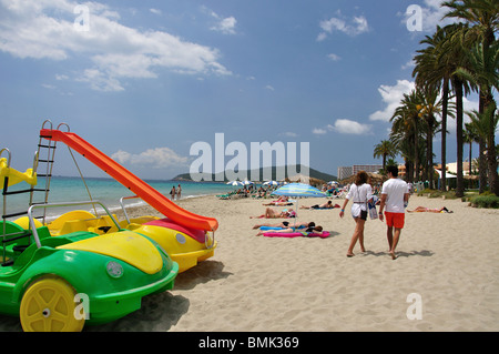 Vista della spiaggia, Platja d'en Bossa, Playa d'en Bossa, Ibiza, Isole Baleari, Spagna Foto Stock