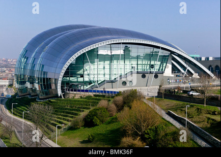 Vista del Sage Gateshead, in Gateshead Quays lo sviluppo sul fiume Tyne. Foto Stock