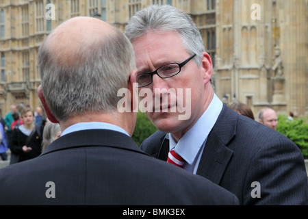 Ex-Liberal Democrat MP Lembit Opik su College Green, Westminster, London. Foto Stock