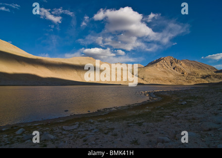 Nizza mountainlandscape e il piccolo corpo di acqua a valle Wakhan. Pamirs,Tagikistan Foto Stock