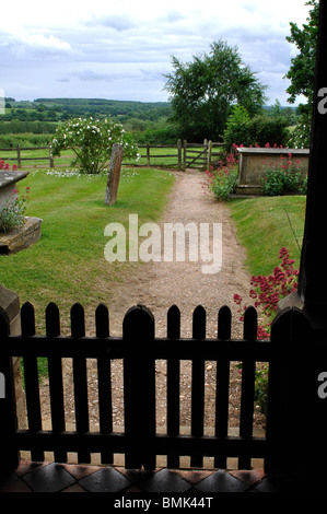 Vista dal portico della Chiesa di Tutti i Santi, Preston Bagot, Warwickshire, Inghilterra, Regno Unito Foto Stock