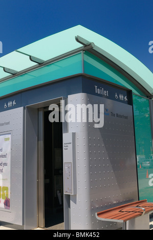 Sportello in acciaio apertura sul primo pubblico automatizzato pagare servizi igienici sul lungomare di Toronto Foto Stock