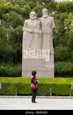 Statua di Karl Marx e Friedrich Engels in Fuxing Park, Shanghai, Cina Foto Stock