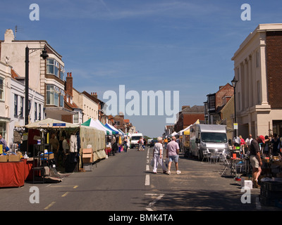 Lymington High Street Hampshire REGNO UNITO Inghilterra durante il Mercato del Sabato Foto Stock