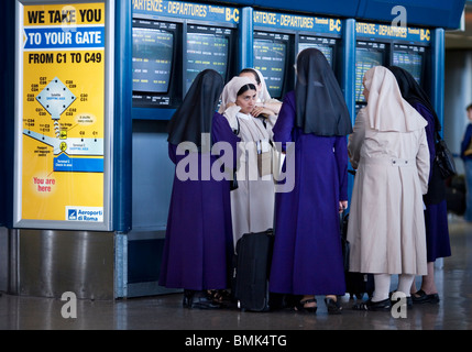 Le monache circa a bordo di un aereo in aeroporto di Fiumicino, Roma, Italia Foto Stock