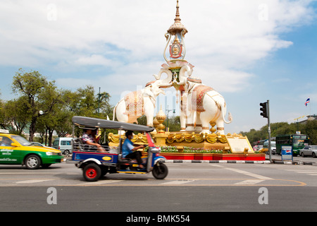 Ornato rotatoria con tre Elefanti a Bangkok, in Thailandia. Foto Stock