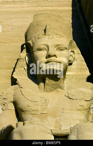 Statua di Ramses 11 a Abu Simbel tempio complesso in Egitto. Foto Stock