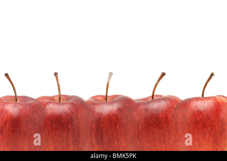 Sovrappone le mele rosse confine con copia spazio su sfondo bianco Foto Stock